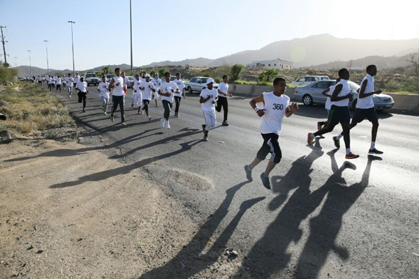 (800) مشارك بأكبر ماراثون لاختراق الضاحية بالطائف