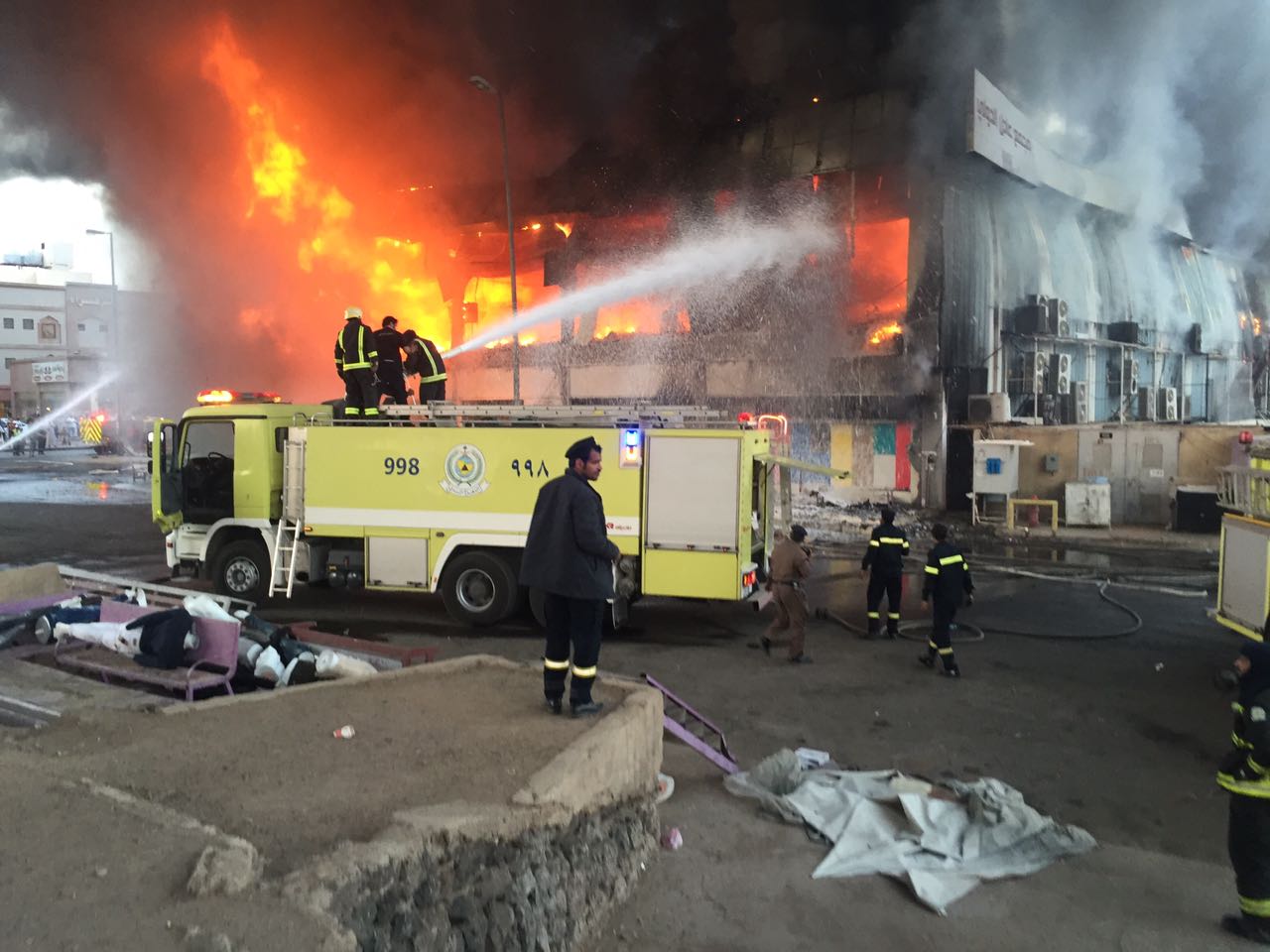 بالصور.. إصابة عامل في حريقٍ بمركز للملابس الجاهزة في المدينة
