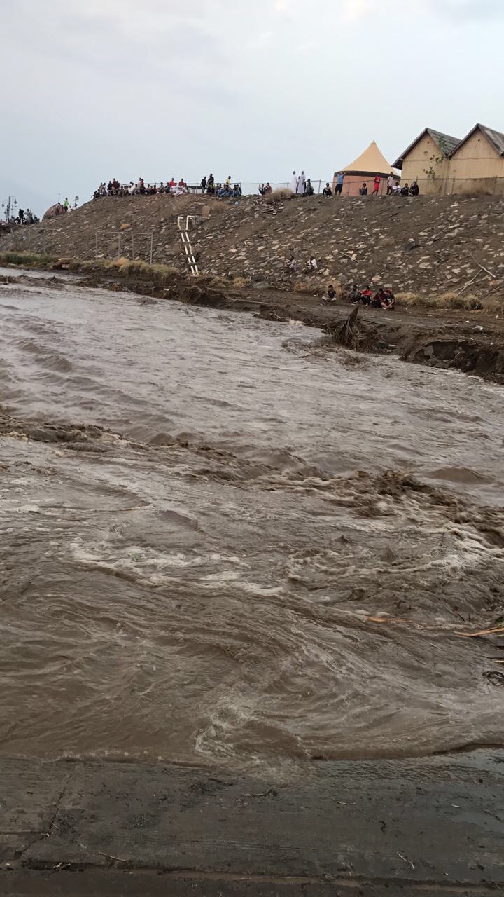 بالفيديو والصور.. أمطار غزيرة وأجواء متقلبة في جازان