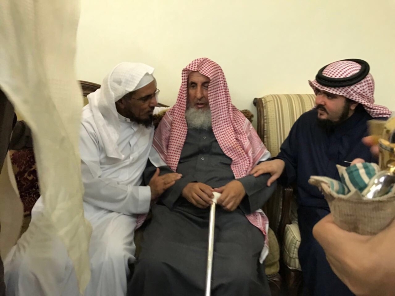 بالصور .. المفتي يقدم واجب العزاء للشيخ العودة في وفاة زوجته وابنه