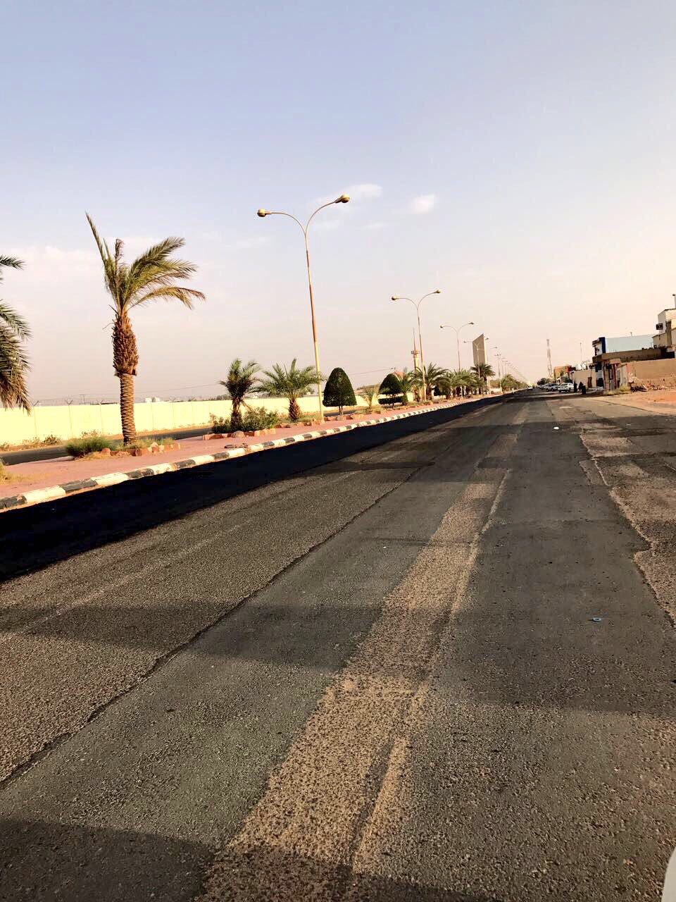 بلدية شرورة تواصل إغلاق الحفر بشوارع المحافظة