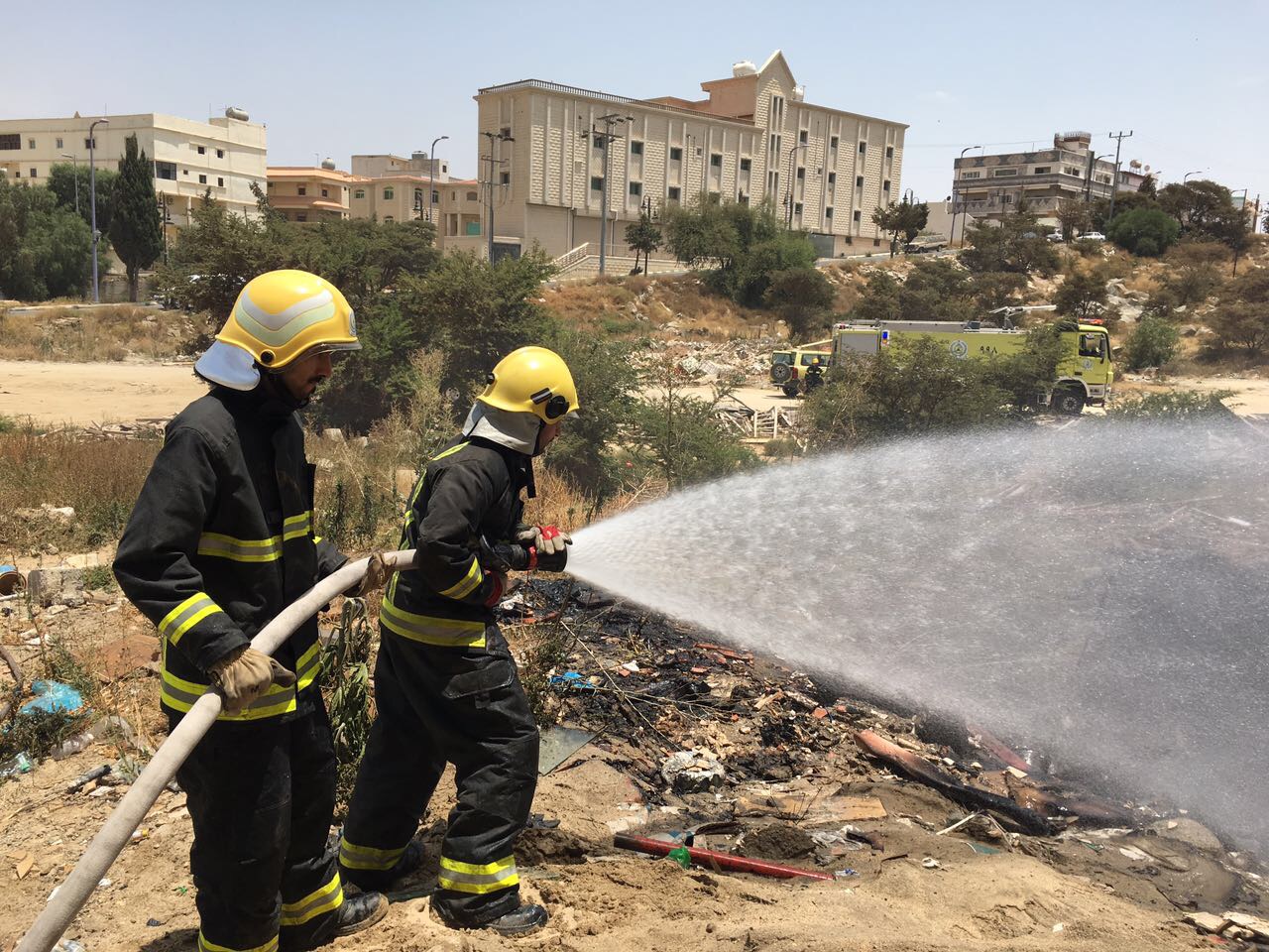 بالصور.. حريق أخشاب بسبب تماس كهربائي يخلي 5 شقق في النماص