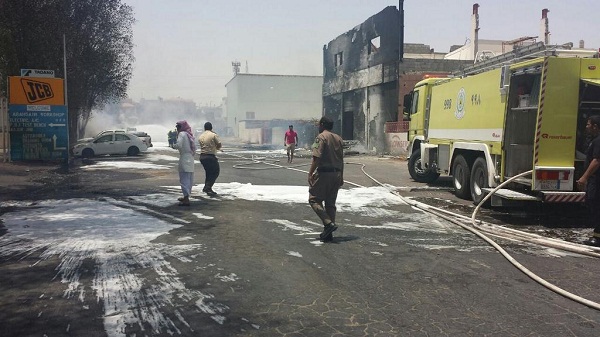 14 فرقة إطفاء تسيطر على حريق شركة معدات ثقيلة في الخبر
