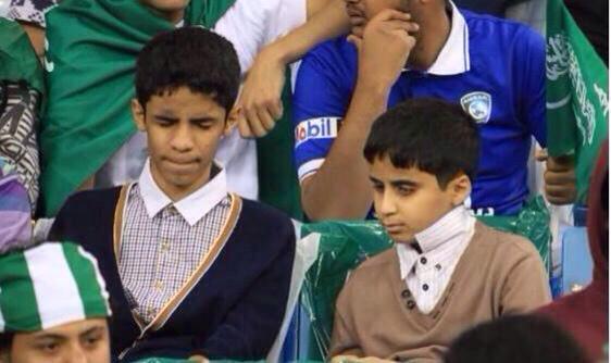 بالصور.. طفلان مكفوفان في استاد الملك فهد لمساندة الأخضر