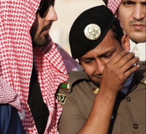 بالصورة .. رجل أمن يجهش بالبكاء بعد مواراة فقيد الأمة الثرى