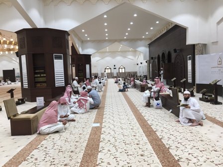 بالصور.. 71 طالباً من مركز الغرب يراجعون القرآن في “رباط الحفاظ”
