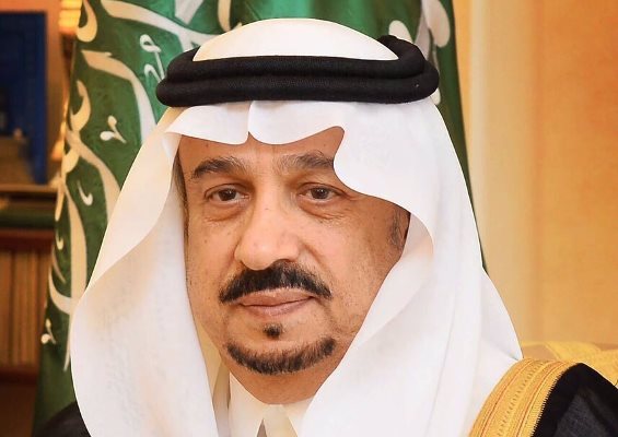 أمير الرياض يطمئن على صحة مدير الأمن العام الفريق سعود الهلال