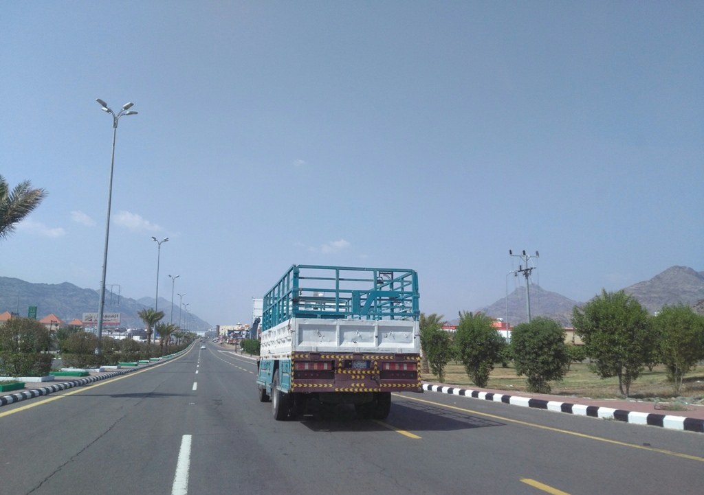 ضبط 318 شاحنة مخالفة داخل أحياء جدة 