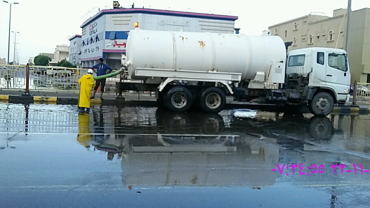 بالصور.. بلدية الخفجي تسحب تجمعات مياه الأمطار من الشوارع - المواطن