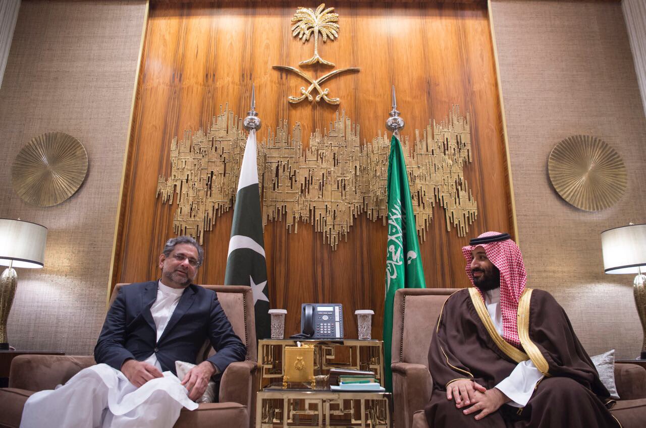 ولي العهد ورئيس وزراء باكستان يستعرضان العلاقات وفرص تطويرها