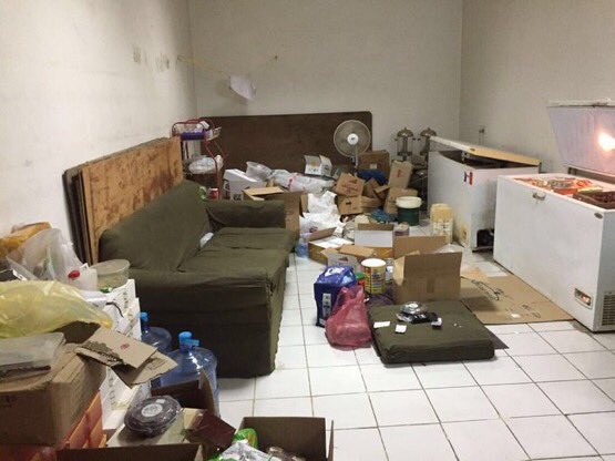 بالصور.. مصادرة 367 كرتون أغذية فاسدة بسكن عمال في الخفجي