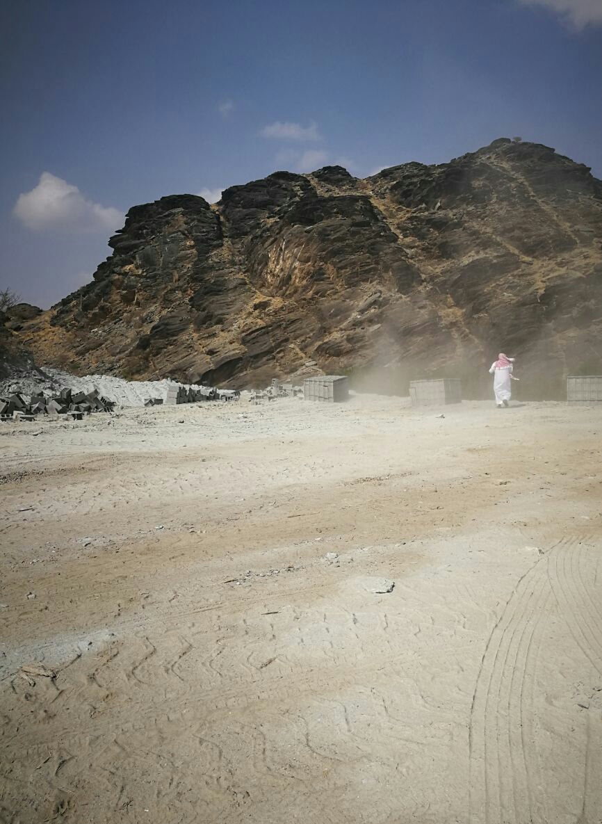 بالصور.. التصدي لاستحواذ مواطنين على 470 ألف متر مربع من الأراضي البيضاء في محايل