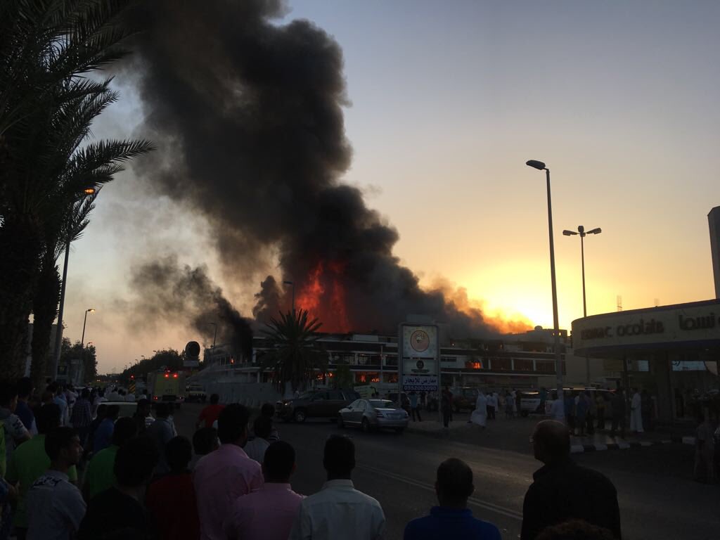 صور جديدة توضح التهام النيران لمركز تجاري في جدة