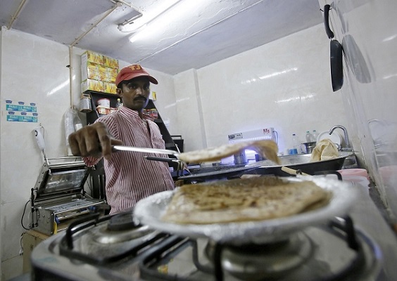 بالصور.. مطعم هندي يشغل السجناء والزبائن يمدحون سلوك العاملين