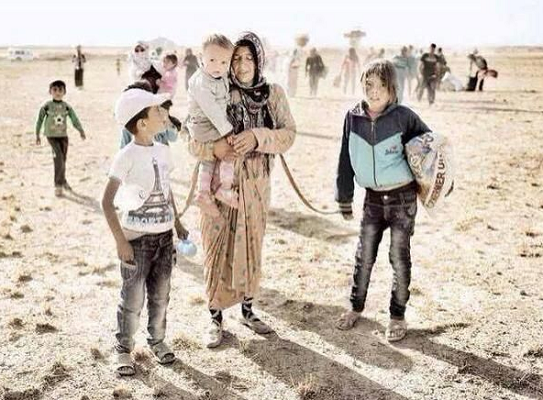 بالصورة.. أم سورية تربط أولادها بحبل خوفاً عليهم من الضياع