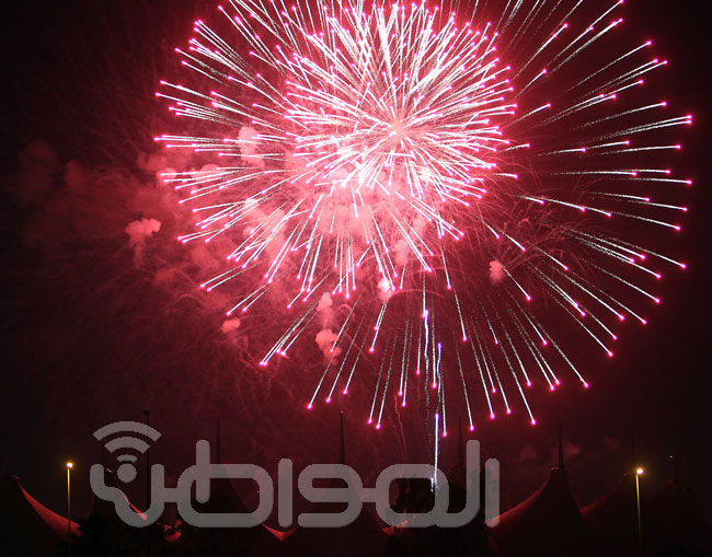 بالصور.. الألعاب النارية تضيء سماء العاصمة الرياض