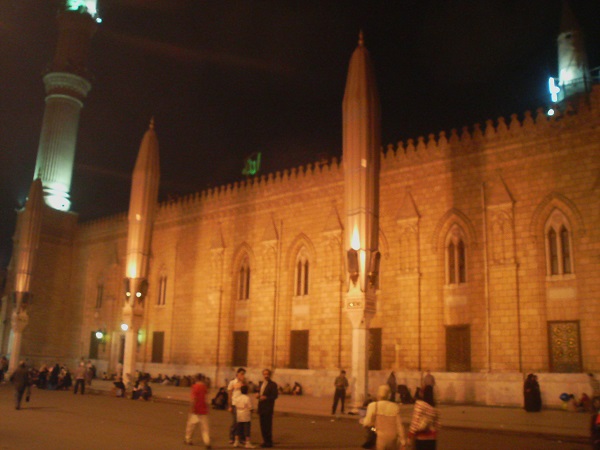 الأمن المصري يمنع قيادياً شيعياً من دخول مسجد الحسين