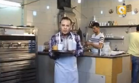 بالفيديو.. مذيع مصري يتحول إلى “عامل مقهى” على الهواء مباشرة