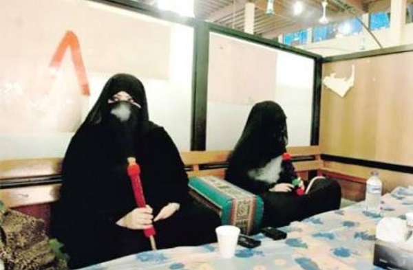 سعوديات يروين قصصهن مع “الشيشة” ويتساءلن: لماذا نخجل؟!