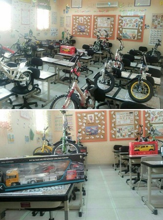 بالصورة.. معلم يُفاجئ طلابه بـ”دراجات” داخل صفوفهم