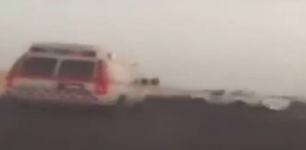 بالفيديو.. مفحطون يعيقون مرور سيارة إسعاف بالمملكة