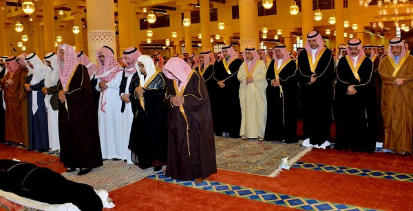 نائب أمير الرّياض يؤدّي الصّلاة على الأمير بندر بن فهد الفيصل