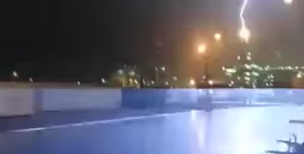 بالفيديو.. لحظة ضرب الصاعقة الرعدية لبرج في ميناء الغاز باليمن