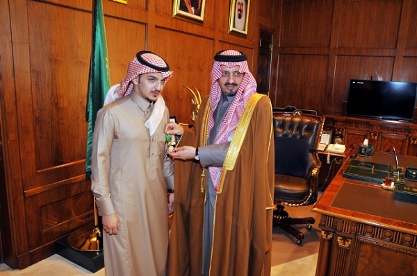 تقليد “القحطانيّ” وسام الملك عبدالعزيز لتبرّعه بكليته لوالده