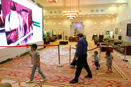 بالصور.. زوار قصر الحكم يستكشفون آلية العمل في مكتبي أمير الرياض ونائبه
