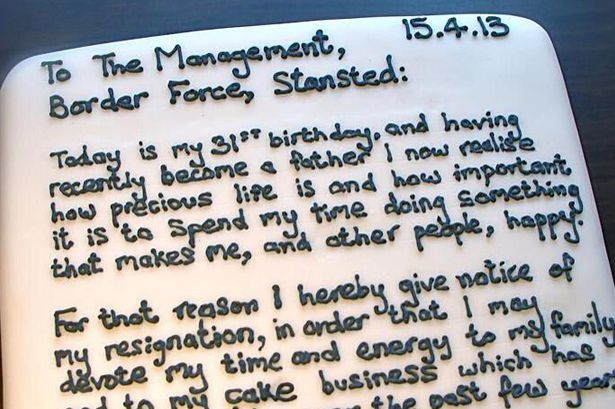 موظف يكتب خطاب استقالته على كعكة