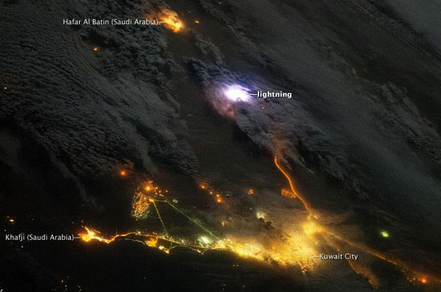 ناسا تنشر صورة لوميض البرق بالمملكة