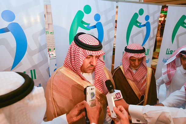 بالصور.. أمير الرياض يفتتح المعرض الأول للجمعيات الخيرية