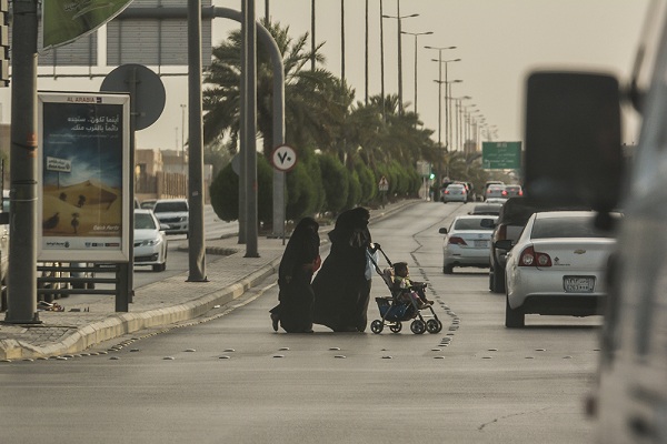 بالصور.. انتشار مكثف للمتسولات في شوارع العاصمة