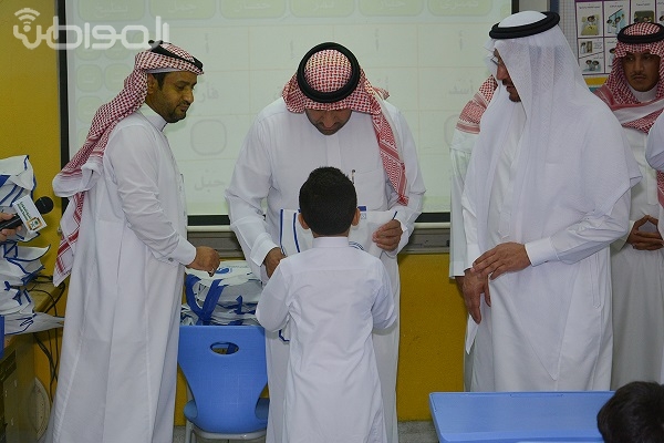 شاهد بالصور .. أمير الرياض يقف على استعدادات المدارس في أول يوم دراسي