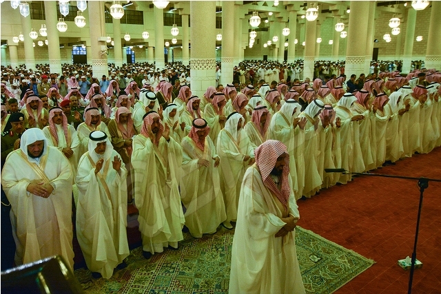 بالصور .. تركي بن عبدالله يتقدم المصلين في صلاة العيد بالرياض