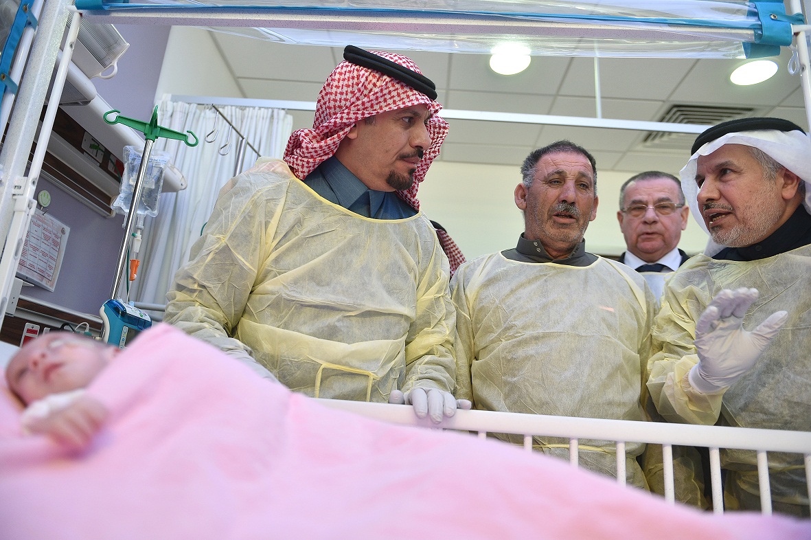 وزير الحرس الوطني يزور التوأم الفلسطيني ويطمئن على صحة الطفلة الكويتية