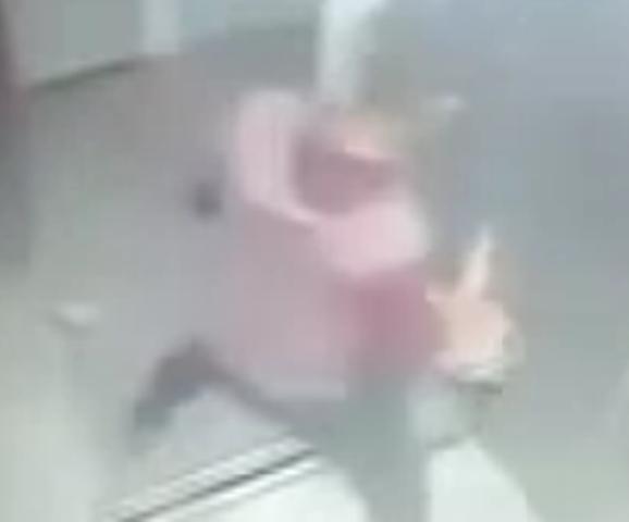 شاهد.. شاب يسرق فتاة في المصعد