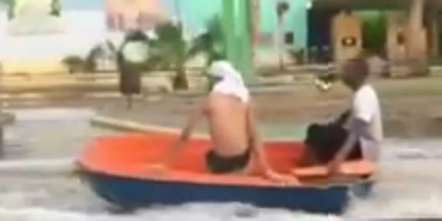 بالفيديو.. مواطنون يتنقلون بـ”قوارب” في شوارع جدة!