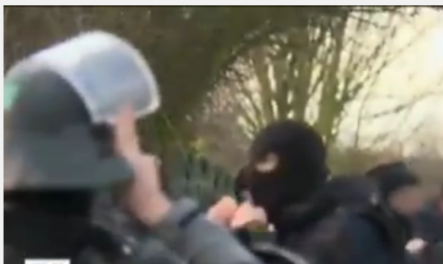 بالفيديو.. اقتحام للداخلية الفرنسية لضبط متهمين بالهجوم على “شارلي ايبدو”