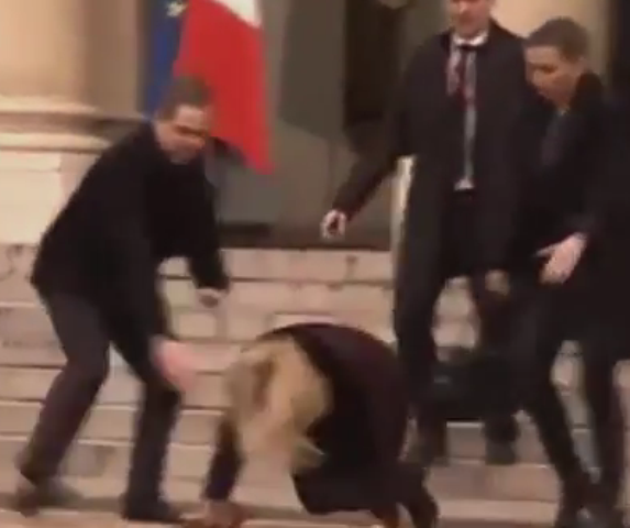 #تيوب_المواطن :سقوط رئيسة وزراء الدنمارك على درج قصر الإليزيه