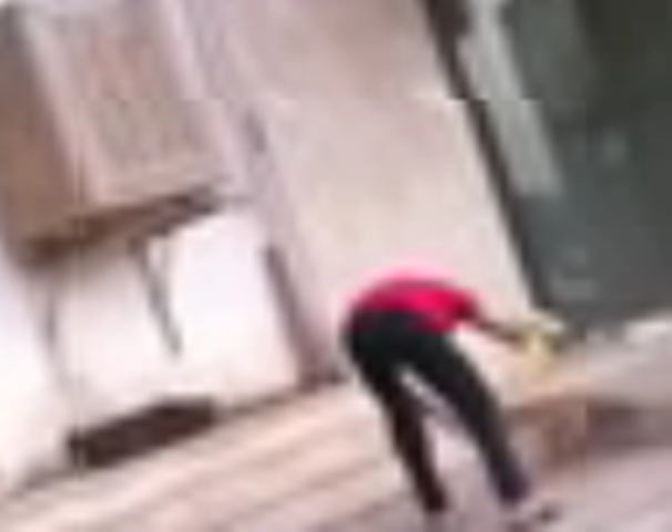 بالفيديو.. عامل مطعم بالبكيرية ينظف الثوم على الرصيف