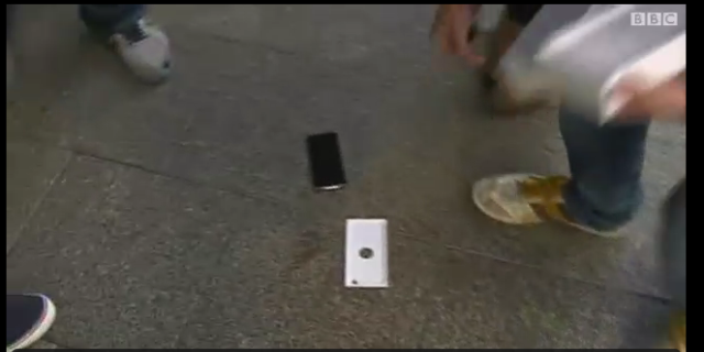 بالفيديو.. أول مشتر لـ”أيفون 6″ يٌسقطه أرضا أثناء لقاء تلفزيوني!