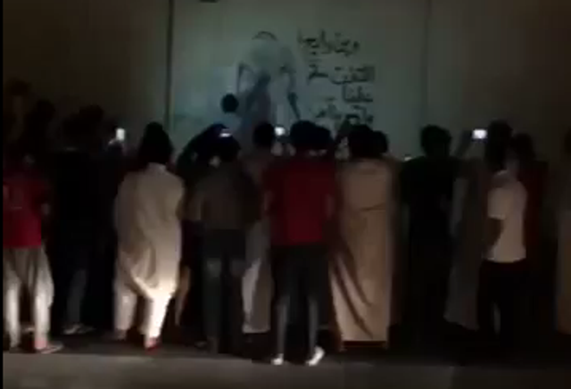 بالفيديو.. ازدحام كثيف أمام رسمة فقيد الأمة “وين رايح” في جدة