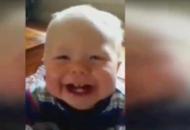 بالفيديو.. طفل يضحك بهيستريا على سعال أبيه