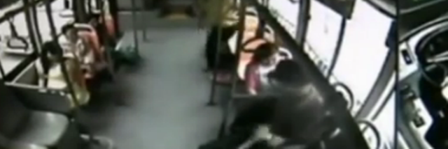 بالفيديو.. لحظة انفجار هاتف في يد امرأة صينية!