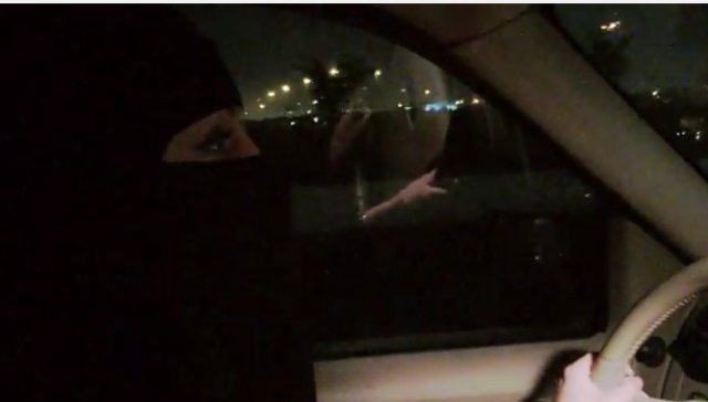 بالفيديو.. سعودية تقود سيارتها ليلاً بـ”الرياض”!