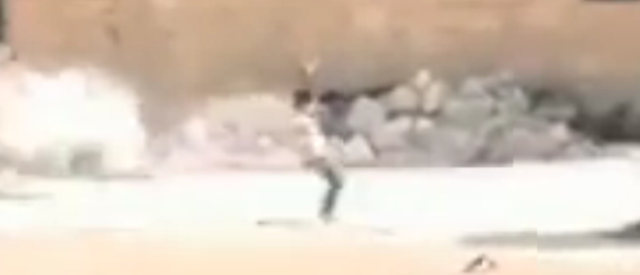 بالفيديو.. طفل سوري يتحمل طلقات الرصاص لإنقاذ شقيقته