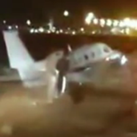 شاهد.. الطائرة الأمريكية التي سقطت في مطار الملك خالد