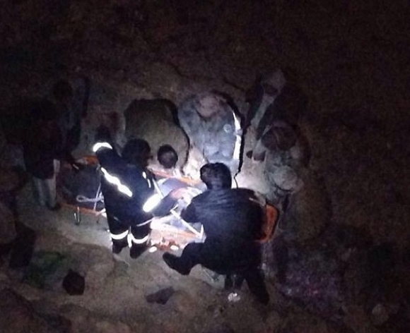 مدني نجران ينقذ متسللاً يمنياً احتجز بجبل
