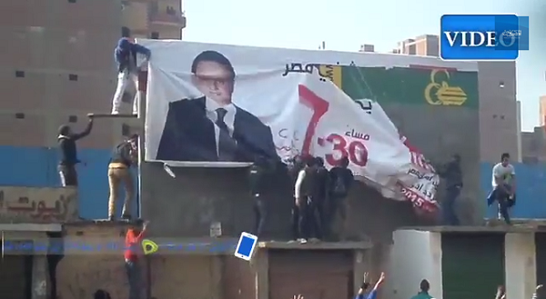 بالفيديو.. أنصار “مرسي” يمزقون إعلانات MBC مصر بالعمرانية